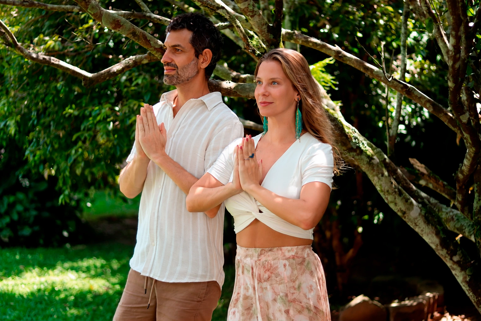 Brunna e Ayres juntos no jardim do AMARA